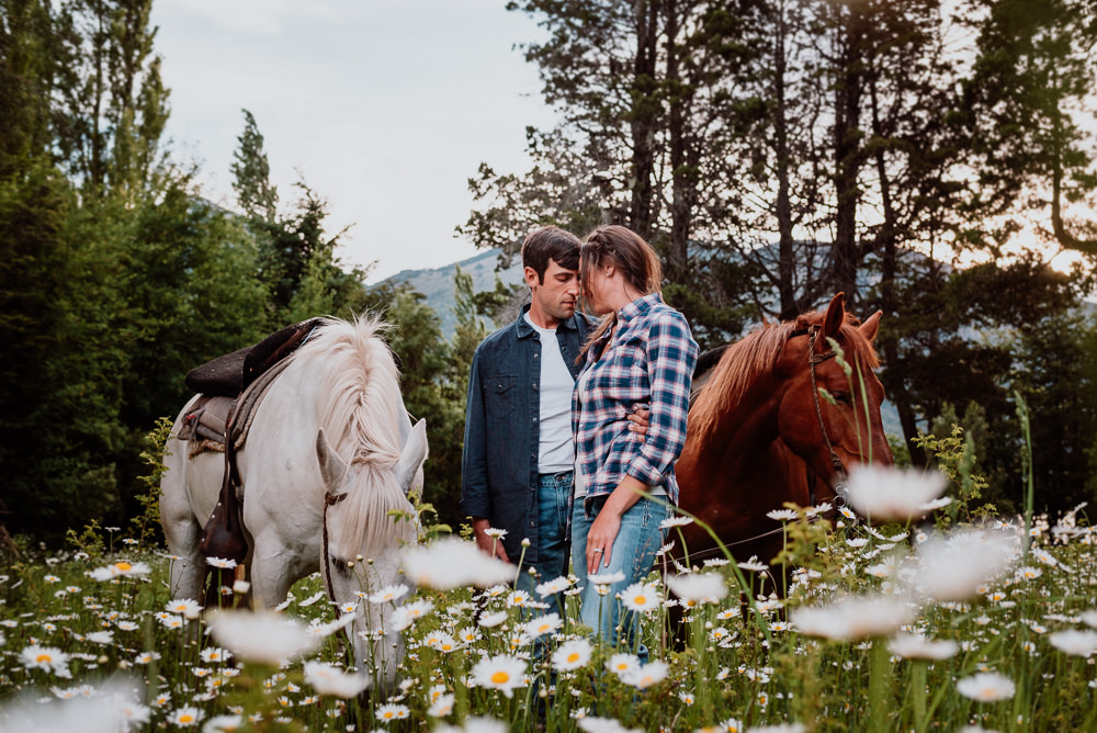 fotos de pareja con caballos paseo bariloche