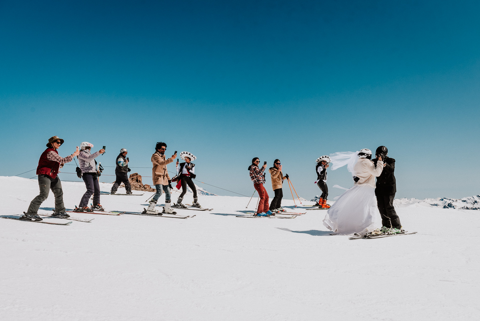 esquiadores bailan en vals en la nieve cerro catedral bariloche