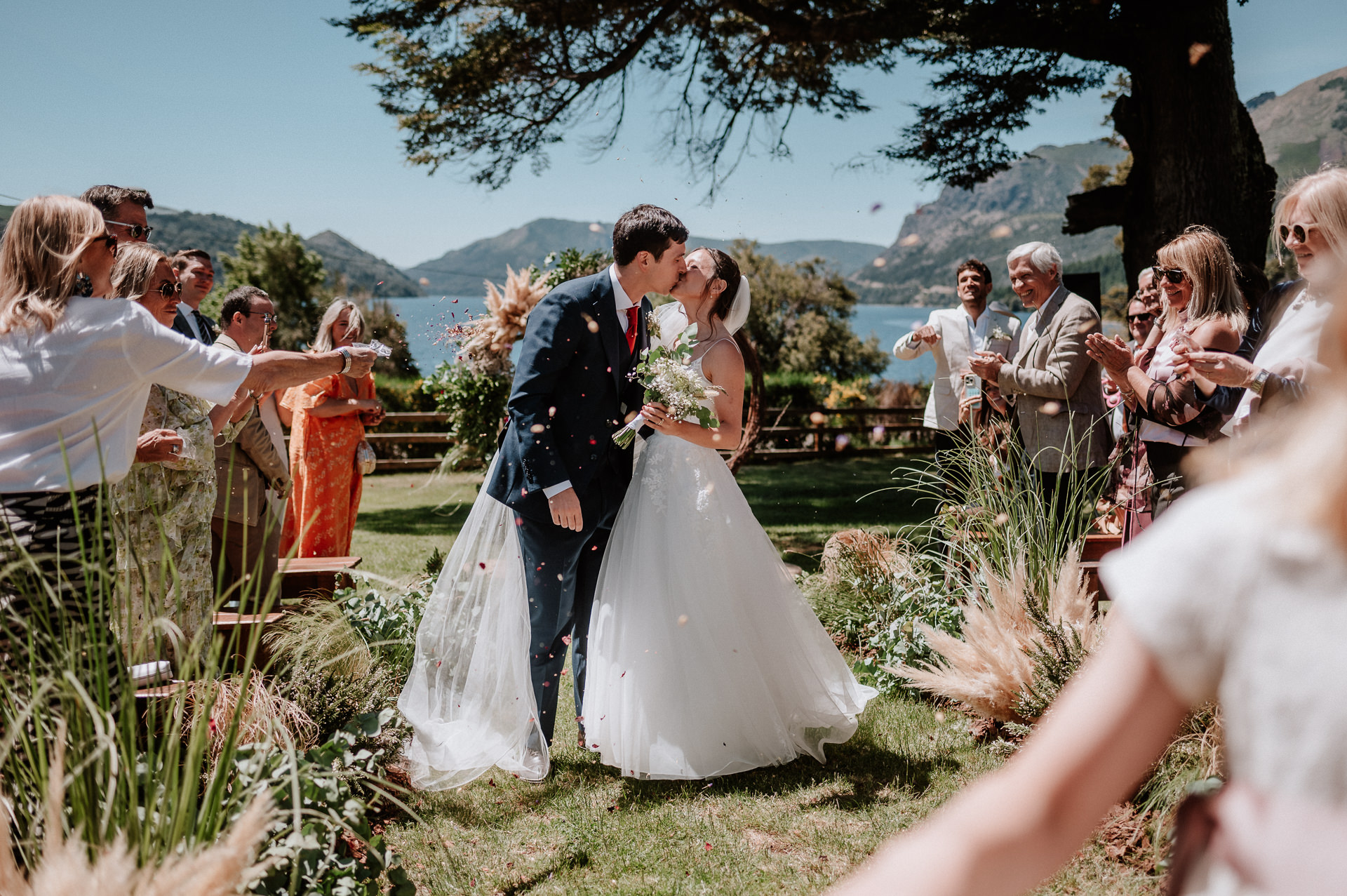 Pareja auténtica en su boda en Patagonia — Samanta Contin